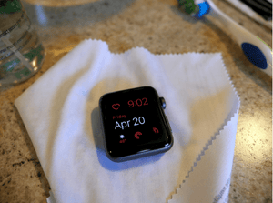 Cara membersihkan Apple Watch dan Apple Watch bands Anda