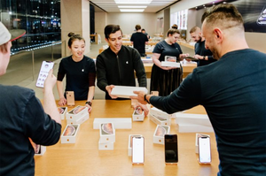 Cara mentransfer paket seluler Apple Watch ke perangkat baru