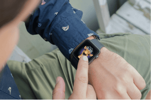 Cara menyesuaikan tampilan Memoji Watch di Apple Watch